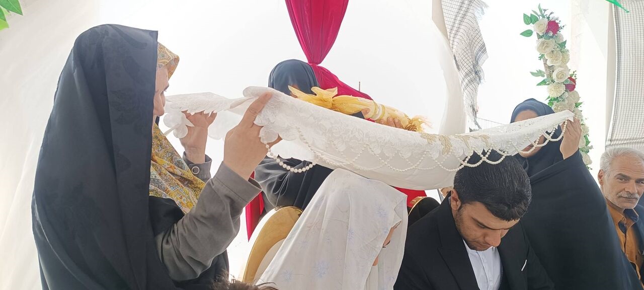 زوج تایبادی مراسم عقد خود را در مزار شهدای گمنام برپا كردند