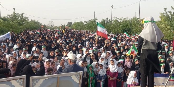 سرود سلام فرمانده توسط دو هزار دانش آموز در شرقی ترین شهر ایران طنین انداز شد.