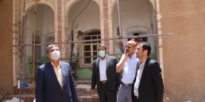بازدید شهردارو رئیس شورای اسلامی از روند تعمیر و بهسازی اولین بومگردی شهرداری تایباد