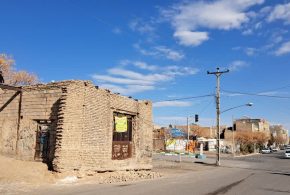 تخریب ملک خطرساز واقع در چهار راه خرمشهر بعد از۳۰ سال در راستای زیبا سازی منظر شهری